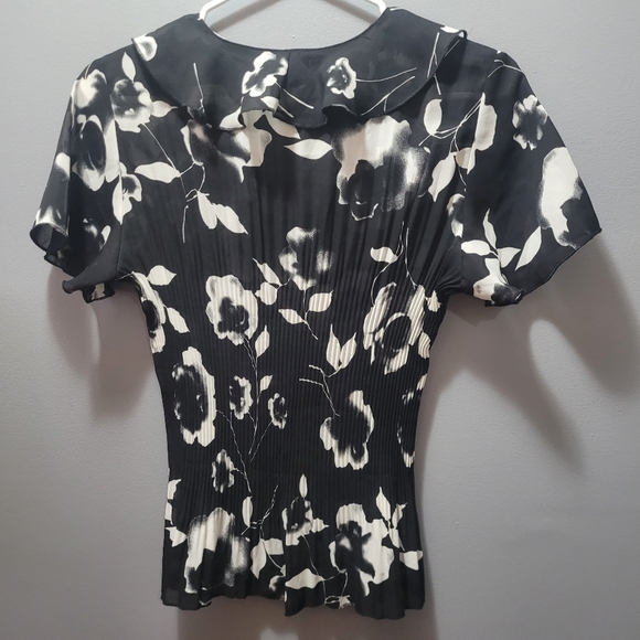 Nicola petites black w/white floral pattern top Size PS - Picture 3 of 5